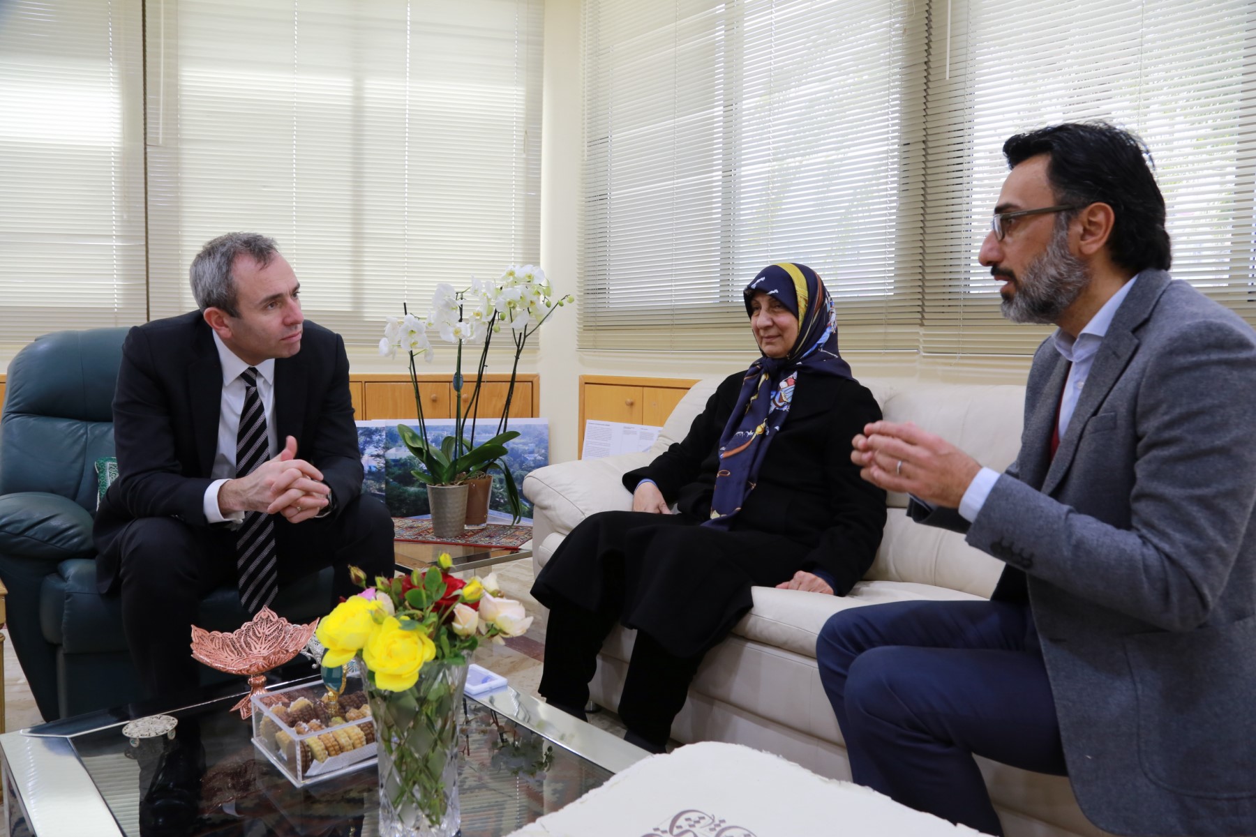 السفير البريطاني يزور مؤسسات الإمام الصدر