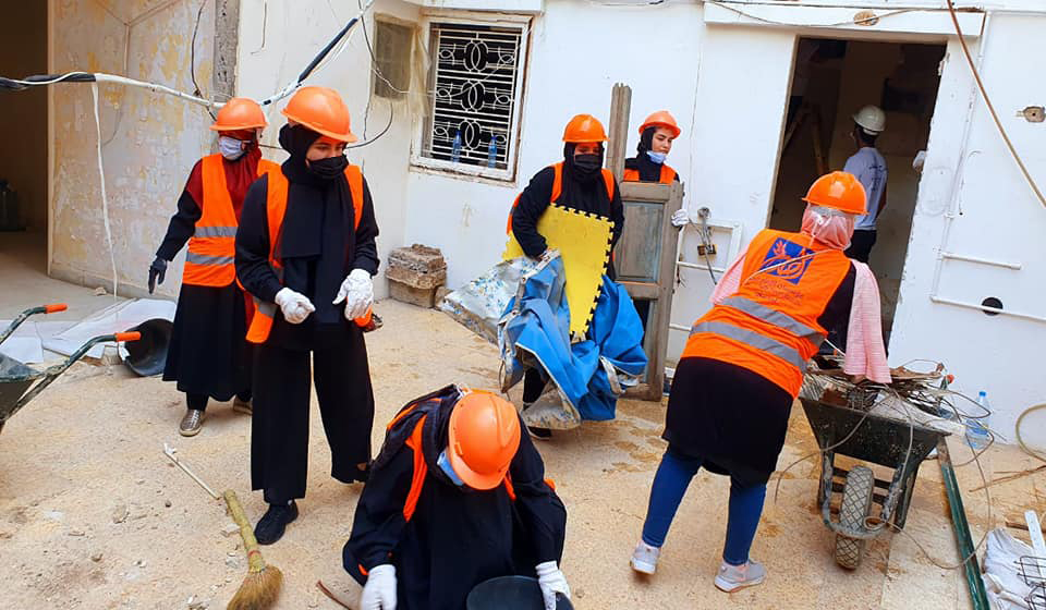 فريق من الطالبات والمدربات يشارك في عمليات الإغاثة في بيروت
